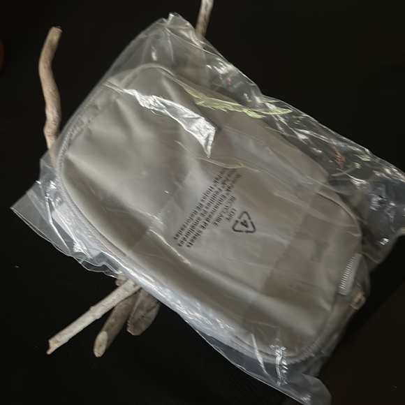 Lululemon everyday belt bag. NIP with tags. Silver drop white color in 1L. - Picture 2 of 6